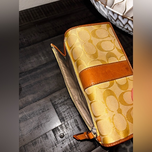 Coach Hamptons Yellow Trifold LG Checkbook Sig C Clutch Purse Bag Wallet RARE​ - Picture 8 of 9